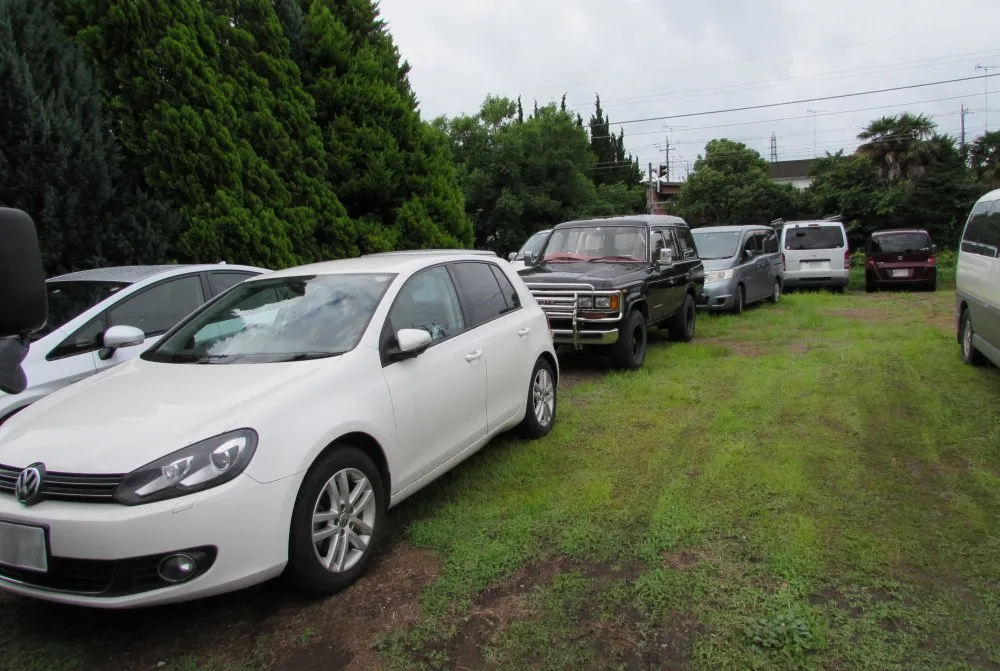 広い駐車場、奥から詰めて駐車お願いします